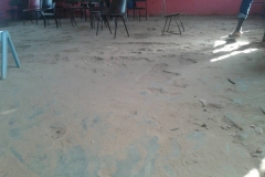 De oude vloer voordat de plavuizen gelegd werden