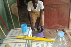 Er wordt druk gewerkt aan het leggen van de plavuizen