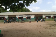 Alle meubeltjes staan buiten op het schoolplein