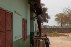 leraar Sainey is aan het schilderen