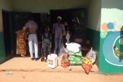 Voor de school bij het kantoor van onze schoolhoofd Yus