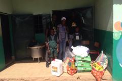 Niet alleen is er rijst gehaald, maar ook uien en olie om te koken