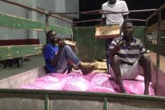 Op donderdagnacht werd de rijst per vrachtwagen gebracht.