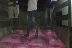 Op donderdagnacht werd de rijst per vrachtwagen gebracht.