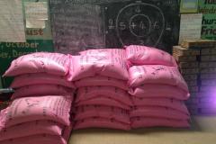 De zakken rijst opgestapeld in het klaslokaal