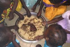 Van de bijdrage voor het Kerstfeest werd er ook ander eten voorzien.