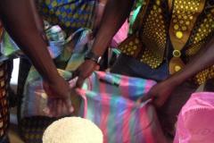 Het verdelen van het rijst.