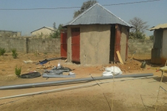 Na het pleisteren van de buitenkant wordt de afvoer aangelegd.