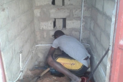 En aan de binnenkant worden de waterleidingen bevestigd.