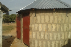 Het dak ligt op het toiletgebouw.