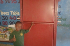 De deuren voor het toiletgebouw