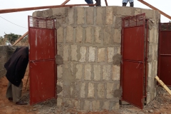 Ze zijn druk bezig met het dak.