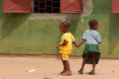 Twee kleuters die net terug komen van het toilet.