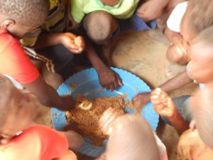 Gezamenlijke lunch_Lamin Medina Nursery School